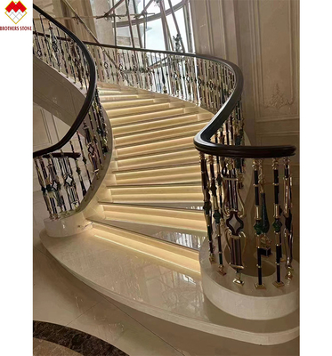 Moderne anti-slip beige marmeren waterstraal trappen en trappen voor villa's spiraaltrap