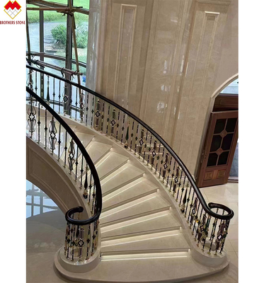 Moderne anti-slip beige marmeren waterstraal trappen en trappen voor villa's spiraaltrap