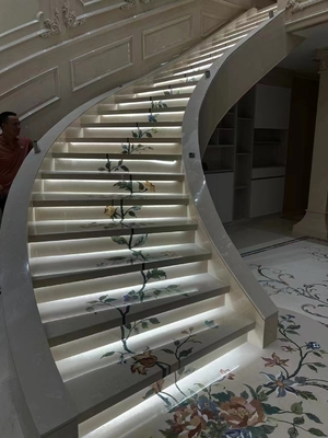 Moderne anti-slip beige marmeren waterstraal trappen en trappen voor villa's spiraaltrap
