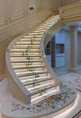 Moderne anti-slip beige marmeren waterstraal trappen en trappen voor villa's spiraaltrap