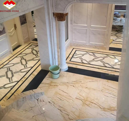 Interieur trappen en vloer tegels Solfitel goud marmer grote plaat in moderne natuurlijke stijl