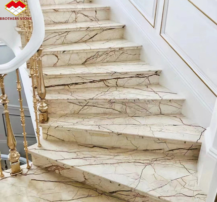 Interieur trappen en vloer tegels Solfitel goud marmer grote plaat in moderne natuurlijke stijl