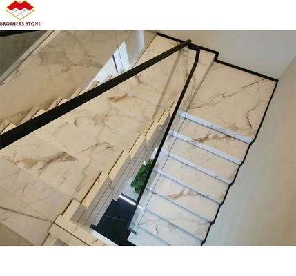 Glanzende anti-slip kunstmatige stenen trappen tegels voor binnenshuis rechte trap modern ontwerp