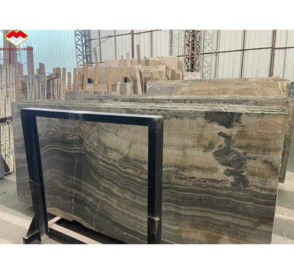 Hotel badkamer wandpaneel en vanity bassin met wasbak gemaakt van natuursteen onyx marmer