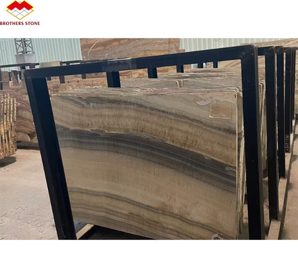 Hotel badkamer wandpaneel en vanity bassin met wasbak gemaakt van natuursteen onyx marmer