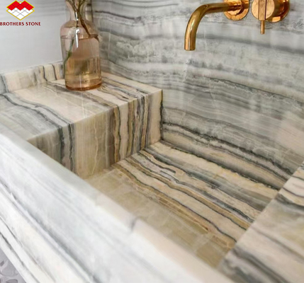 Hotel badkamer wandpaneel en vanity bassin met wasbak gemaakt van natuursteen onyx marmer