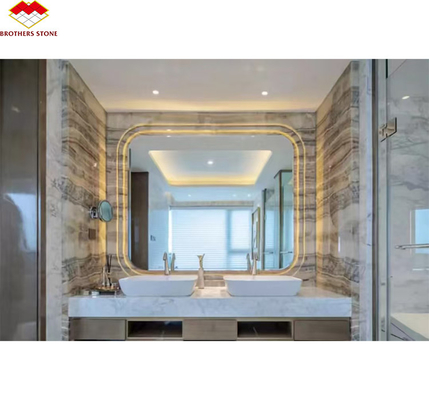 Hotel badkamer wandpaneel en vanity bassin met wasbak gemaakt van natuursteen onyx marmer