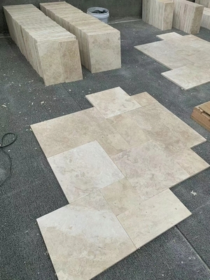 Polijsten van glanzende zilveren travertijnsteen ivoor dektegel voor tuinterras