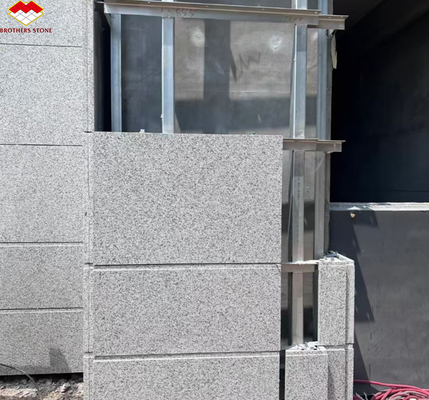 Moderne Chinese grijs granitstenen fineer op maat gesneden voor buitenwandbekleding