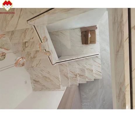Op maat gemaakte grootte Venus Gold Calacatta Marmer Spiraaltrap Tread Indoor Moderne LED-licht en anti-glij-ontwerp