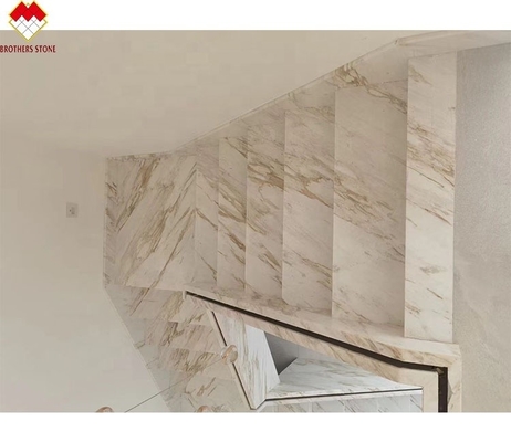 Op maat gemaakte grootte Venus Gold Calacatta Marmer Spiraaltrap Tread Indoor Moderne LED-licht en anti-glij-ontwerp
