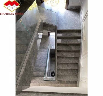 Natuursteen grote plaat gesneden naar maat geslepen stenen plaat moderne marmeren trappen voor binnenshuis villa