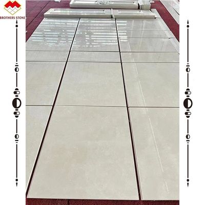 Lichte beige marmeren wandpaneel en marmeren houtsnijwerkkolom voor een moderne achtergrond