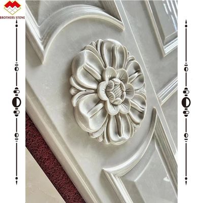 Lichte beige marmeren wandpaneel en marmeren houtsnijwerkkolom voor een moderne achtergrond