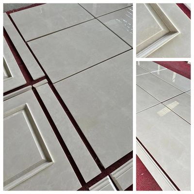 Lichte beige marmeren wandpaneel en marmeren houtsnijwerkkolom voor een moderne achtergrond