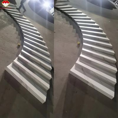 Binnentrappen van kunststeen met Calacatta-patroon en LED-verlichting