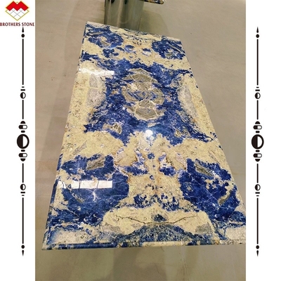 Moderne tafel met doorzichtig Boliviaans blauw steentje