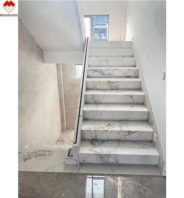 Gepersonaliseerde gepolijste of matte Calacatta witte marmerlook porseleinen tegels Trappen Mohs 6-7 hardheid
