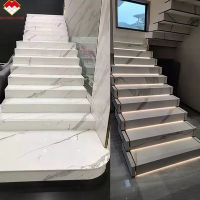 Gepersonaliseerde gepolijste of matte Calacatta witte marmerlook porseleinen tegels Trappen Mohs 6-7 hardheid
