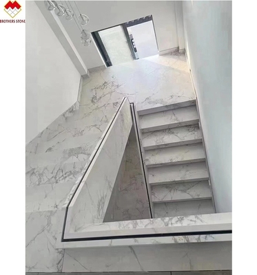 MOHS 6-7 Hardheid Wit Marmer Lijkt Porseleinen tegel Trappen met aangepast ontwerp