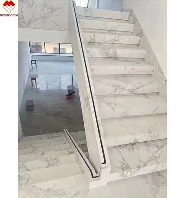 MOHS 6-7 Hardheid Wit Marmer Lijkt Porseleinen tegel Trappen met aangepast ontwerp