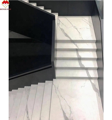 MOHS 6-7 Hardheid Wit Marmer Lijkt Porseleinen tegel Trappen met aangepast ontwerp