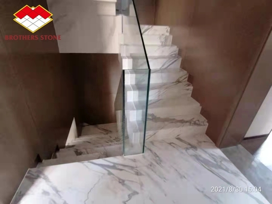 Villa interieur trappenrail gemaakt van natuurlijke marmeren steen en Calacatta gouden trappen