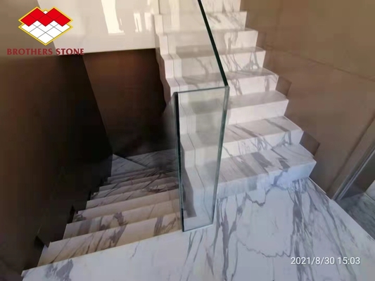 Villa interieur trappenrail gemaakt van natuurlijke marmeren steen en Calacatta gouden trappen