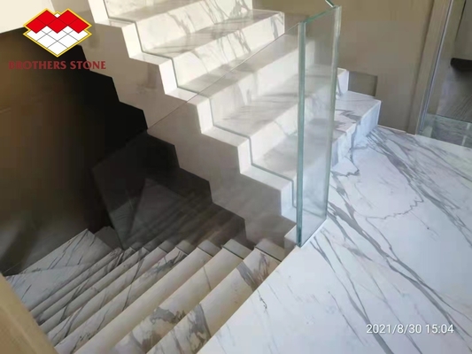 Villa interieur trappenrail gemaakt van natuurlijke marmeren steen en Calacatta gouden trappen