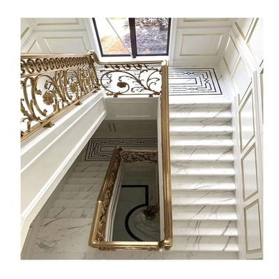 Hoog gepolijst modern ontwerp Calacatta Wit marmeren trappen en trappen voor een villa binnen