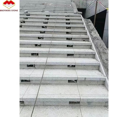 Chinese Granit Luxe Outdoor Wit Granit Snijden op maat Vlammen Slabs voor vloeren Trappen
