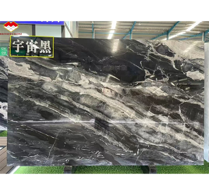 Calcite marmer moderne trapontwerp met luxe Braziliaanse kosmische zwarte granietplaat