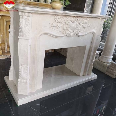 Moderne binnenkamin van witte steen met room omgeven gepolijste open haard voor tafel villa
