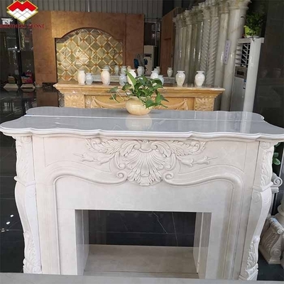 Moderne binnenkamin van witte steen met room omgeven gepolijste open haard voor tafel villa