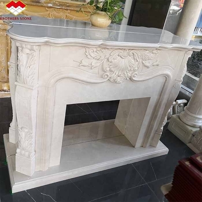 Moderne binnenkamin van witte steen met room omgeven gepolijste open haard voor tafel villa
