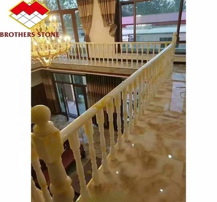 Trappenvloer van onyxmarmer en witmarmer balustrade