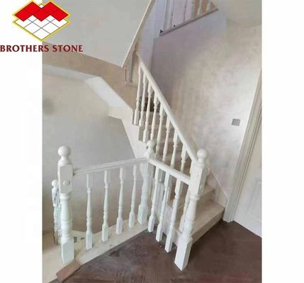 Trappenvloer van onyxmarmer en witmarmer balustrade