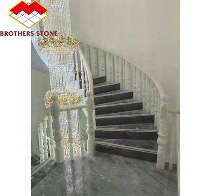 Trappenvloer van onyxmarmer en witmarmer balustrade