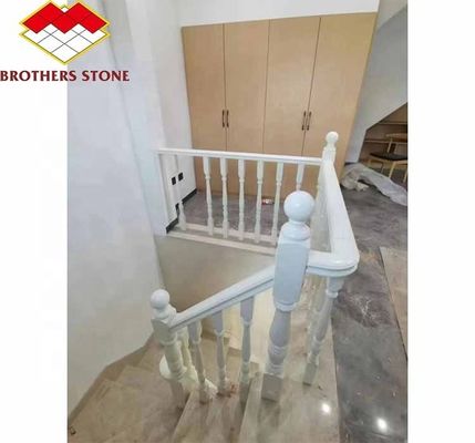 Trappenvloer van onyxmarmer en witmarmer balustrade