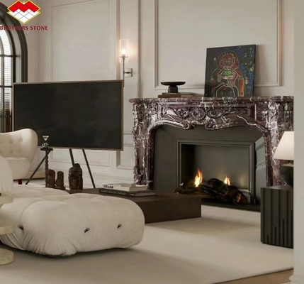 Interieur stenen mantel voor moderne violette marmeren open haard omgeven in luxe woonkamer
