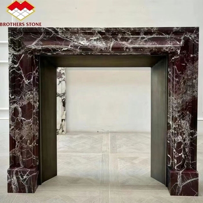 Interieur stenen mantel voor moderne violette marmeren open haard omgeven in luxe woonkamer