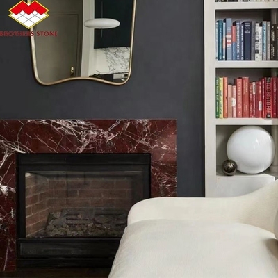 Interieur stenen mantel voor moderne violette marmeren open haard omgeven in luxe woonkamer
