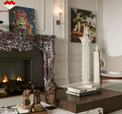 Interieur stenen mantel voor moderne violette marmeren open haard omgeven in luxe woonkamer