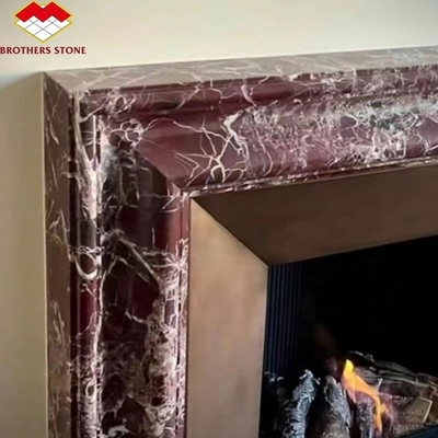 Interieur stenen mantel voor moderne violette marmeren open haard omgeven in luxe woonkamer