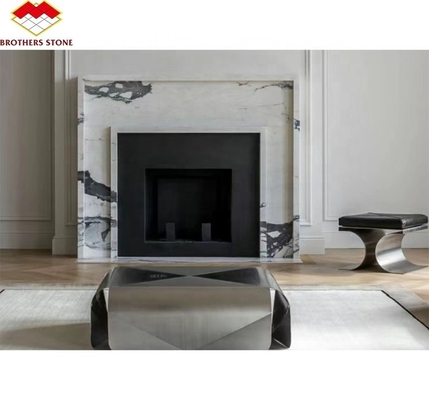 Interieur stenen mantel voor moderne violette marmeren open haard omgeven in luxe woonkamer