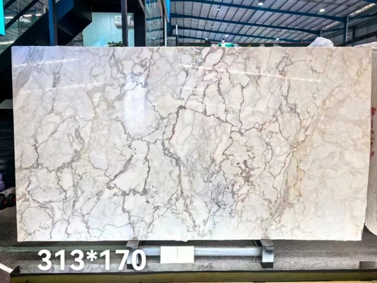 Steenvormige grote plaat Unieke gouden ader Calacatta Gouden marmer voor hotelwandbekleding
