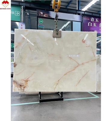 Doorzichtige witte onyx marmer grote plaat achtergrondverlichting rode/gouden aders voor hoteldecoratie