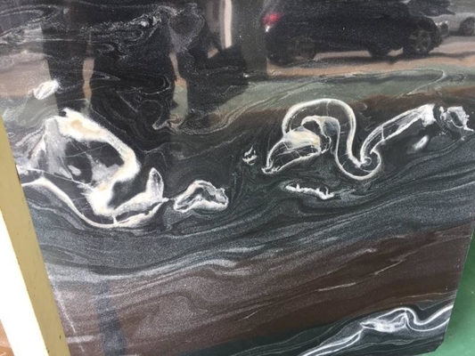 De zwarte Tegel van de de Plakvloer van de Badkamers Marmeren Steen met Witte Adersplak