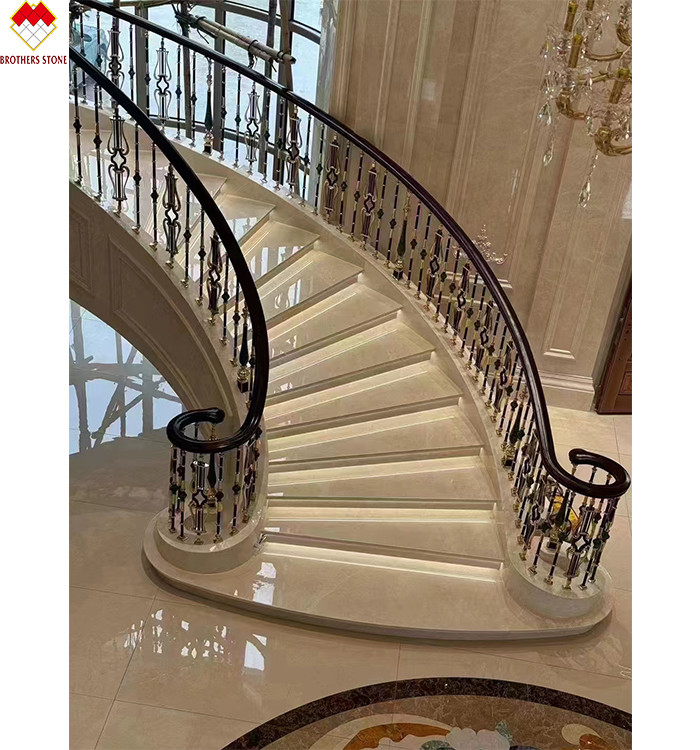 Moderne anti-slip beige marmeren waterstraal trappen en trappen voor villa's spiraaltrap