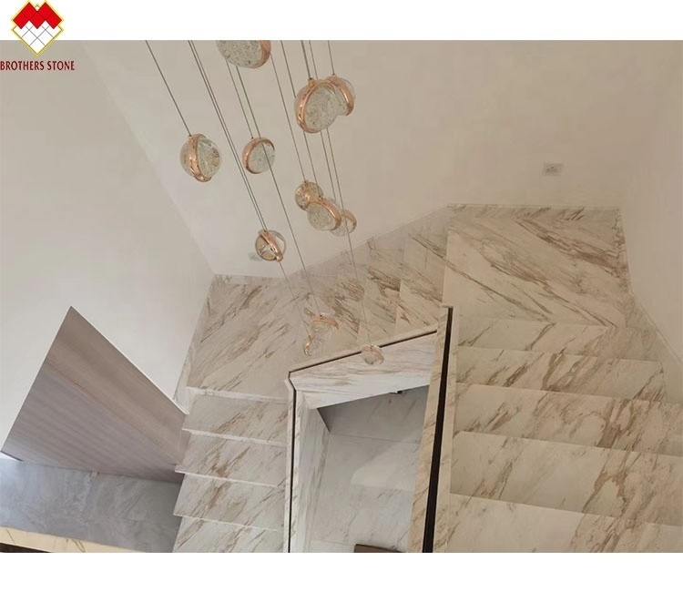Op maat gemaakte grootte Venus Gold Calacatta Marmer Spiraaltrap Tread Indoor Moderne LED-licht en anti-glij-ontwerp